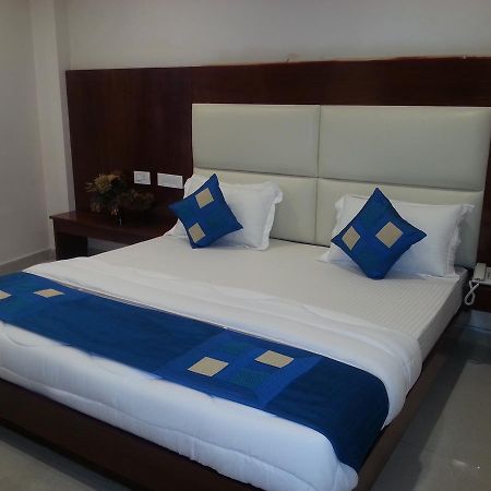 Hotel Sapphire Нью-Дели Экстерьер фото