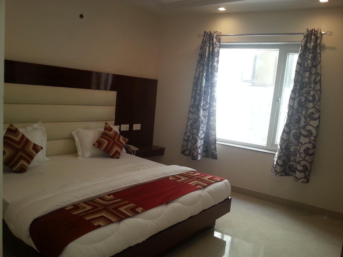 Hotel Sapphire Нью-Дели Экстерьер фото