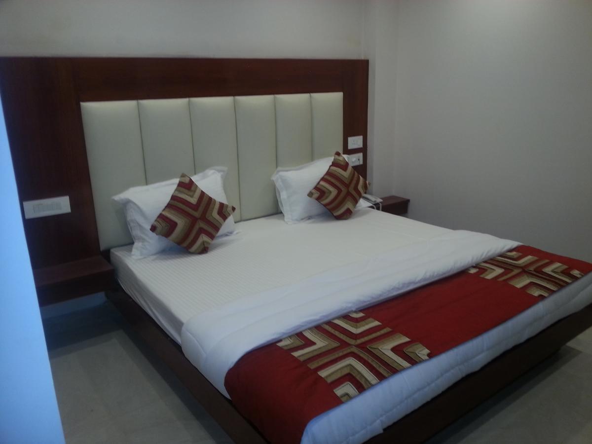 Hotel Sapphire Нью-Дели Экстерьер фото
