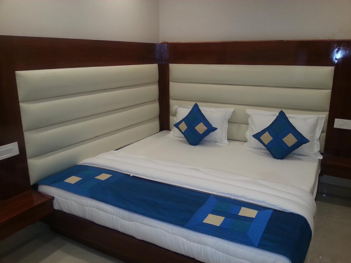Hotel Sapphire Нью-Дели Экстерьер фото