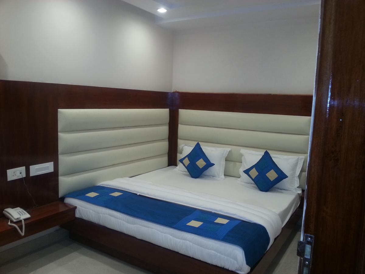 Hotel Sapphire Нью-Дели Экстерьер фото