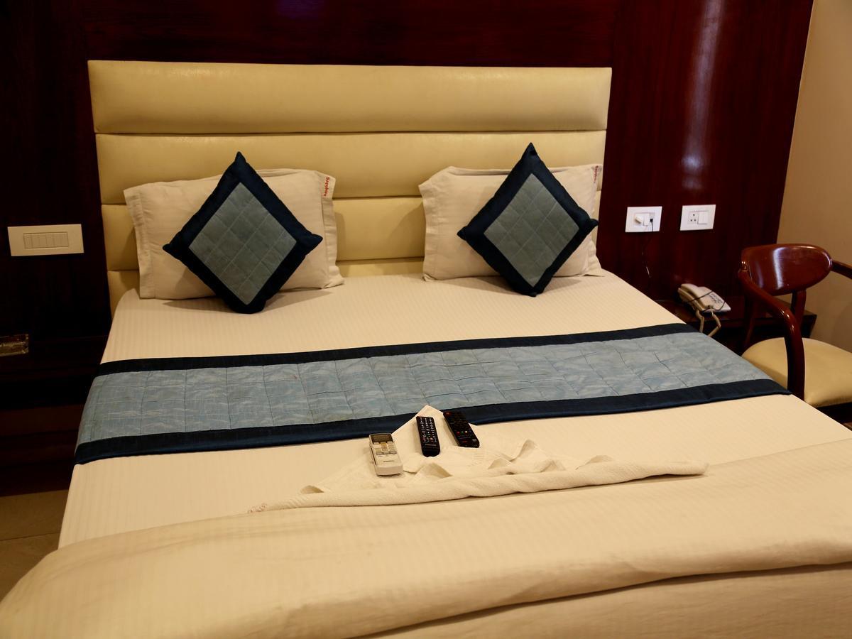 Hotel Sapphire Нью-Дели Экстерьер фото