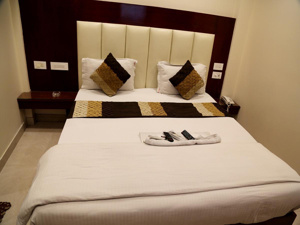 Hotel Sapphire Нью-Дели Экстерьер фото