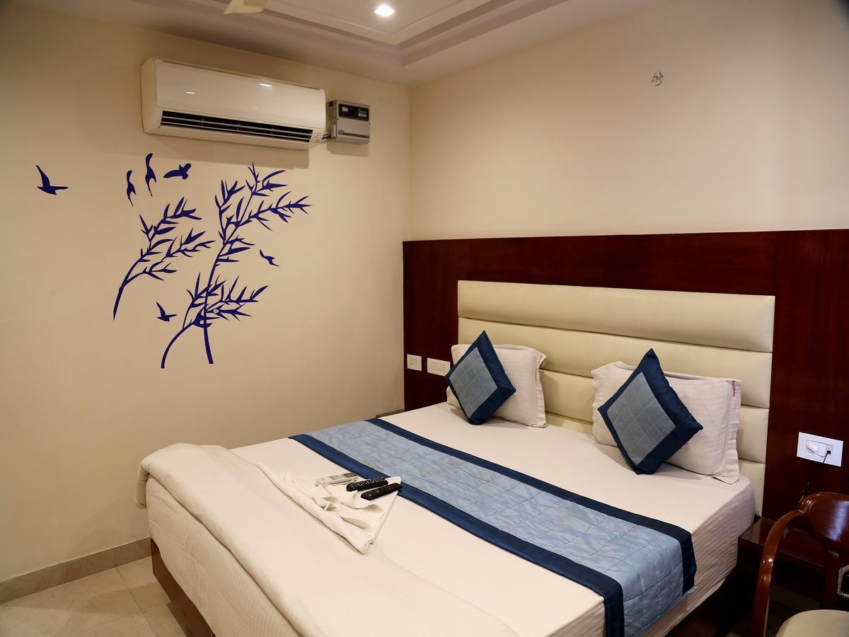 Hotel Sapphire Нью-Дели Экстерьер фото