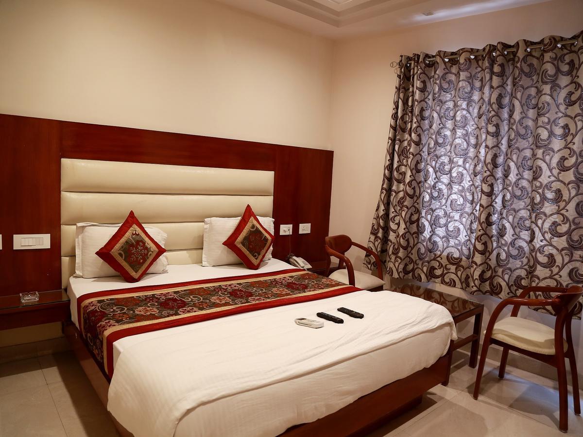Hotel Sapphire Нью-Дели Экстерьер фото
