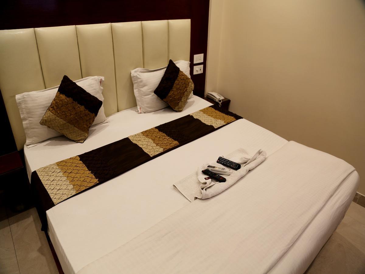 Hotel Sapphire Нью-Дели Экстерьер фото