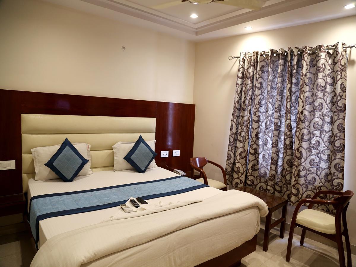 Hotel Sapphire Нью-Дели Экстерьер фото