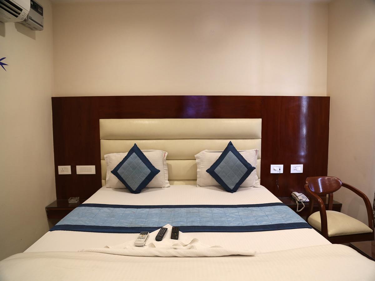 Hotel Sapphire Нью-Дели Экстерьер фото
