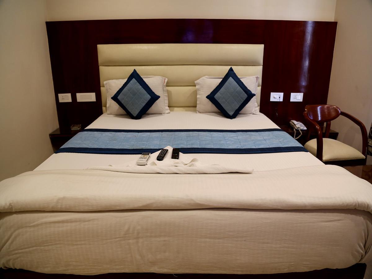 Hotel Sapphire Нью-Дели Экстерьер фото